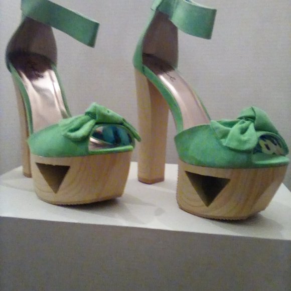 In unworn condition ankle strap heel zipper platform pumps size 7.5. - Picture 1 of 2